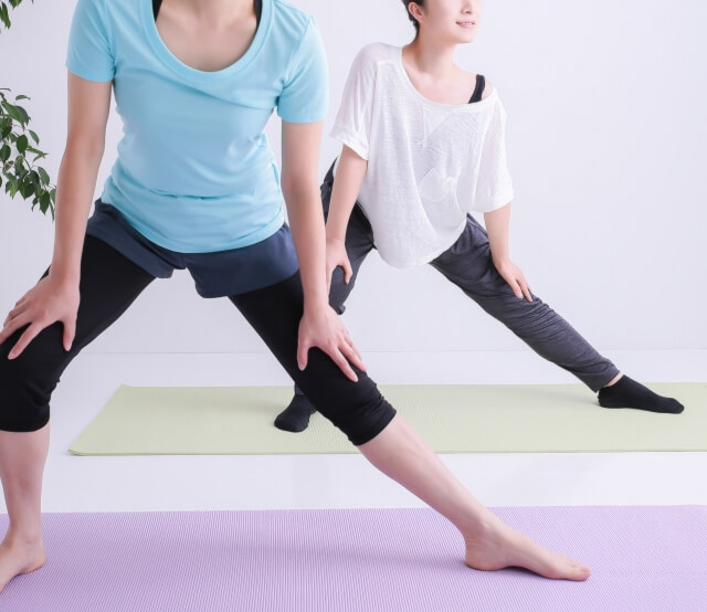 股関節の柔軟トレーニングをする女性